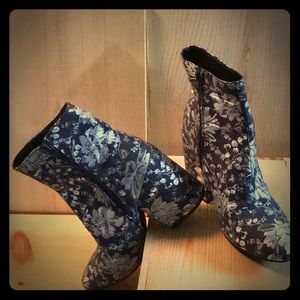 Blue embroidered ankle boot